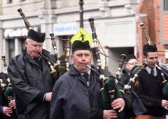 Die Polizeimusik während der Parade in Boston. (Bild: Keystone)