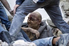 Ein verletzter Mann wird in Amatrice aus den Trümmern geborgen. (Bild: EPA / Massimo Percossi)