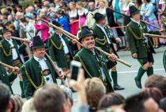Diese Männer tragen bei der Parade anlässlich der Eröffnung des Oktoberfestes Tracht. (Bild: Keystone / Mathias Balk)
