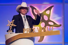 Ein stolzer Buddy Dee freut sich über die Auszeichnung in der Kategorie «Country». (Bild: KEYSTONE/Ennio Leanza)