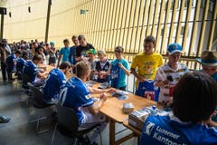 Die Spieler des FC Luzern geben Autogramme. (Bild: Roger Grütter / Neue LZ)