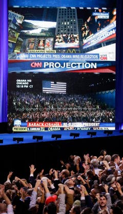 Anhänger von Obama jubeln, als CNN die Wiederwahl ankündigt. (Bild: Keystone)