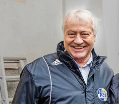 Kudi Müller (68, ehemaliger Spielertrainer): «1981 startete ich auf dem Kleinfeld meine Trainerkarriere. Das Highlight war der NLB-Aufstieg 1985. Das Heimspiel verloren wir gegen Fribourg 1:2 und niemand rechnete mehr mit uns. Vor dem Rückspiel sagte ich meinem Team in der Kabine, dass wir 3:1 gewinnen werden – und wir siegten 3:1. War das eine schöne Zeit ...» (a.k.) (Bild: Roger Gruetter)