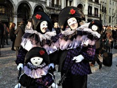 Vater, Mutter und Kind, alle zeigen ihren maskierten Gri..... ! Aufgenommen in Venedig. (Bild: Margrith Imhof-Röthlin)