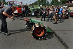 Anton Windlin mit einem Rapid Mäher 606. (Bild: Nadia Schärli (Neue LZ))