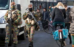 Soldaten der Armee patroullieren durch die Stadt. (Bild: AP Photo / Virginia Mayo)