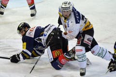 Zugs Alessandro Chiesa (links) gegen Berns Tristan Scherwey. (Bild: Keystone)