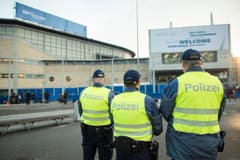 Polizisten harren der Dinge, die hoffentlich nicht kommen. (Bild: Keystone/Ennio Leanza)
