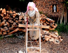 Auf dem Holzplatz: (Bild: Romano Cuonz)