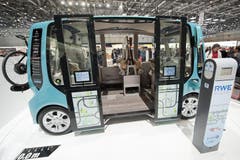 Elektro-Bus Rinspeed microMAX: Alle Insassen finden angeschnallt auf sogenannten Stehsitzen Platz und verbrauchen so deutlich weniger Innenraum-Fläche als bei konventionellen Sitzen. (Bild: Keystone)