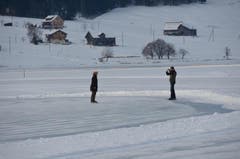 Das heisst es seit dem 18. Dezember auf dem Natureisfeld Sihlsee, das auf dem gefrorenen, südlichen Teil des Stausees just bei der Gemeinde Euthal hergerichtet ist. (Bild: Charly Keiser / Neue SZ)