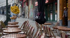 Bei einem Café in der Nähe des historischen Grand Place im Zentrum von Brüssel herrscht die grosse Leere. (Bild: AP Photo / Virginia Mayo)