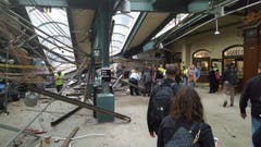 Die Bahnhofsdecke wurde heruntergerissen. (Bild: Ian Samuel via AP)