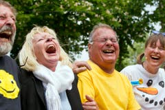 Menschen in Zürich lachen herzhaft, am Samstag, 30. April 2011, dem Internationalen Tag des Lachens. (Bild: Keystone)