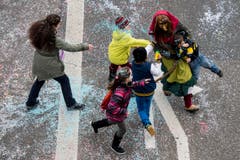 Kostuemierte Personen werfen mit Konfetti in Zürich. (Bild: ENNIO LEANZA)
