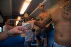 Raver aus dem Tessin im Street-Parade-Extrazug von Lugano Richtung Zürich. (Bild: Keystone)