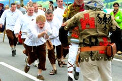 Ein Szene der Schlacht am Morgarten während den Feierlichkeiten zum Volksfest 700 Jahre Schlacht am Morgarten. (Bild: Keystone/Urs Flüeler)