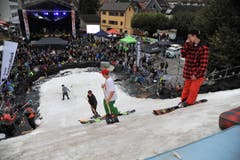 Immer wieder muss die Schanze präpariert werden. (Bild: Urs Hanhart / Neue UZ)