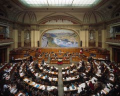 Blick in den Nationalratssaal. Und das sind die 200 gewählten Nationalräte im Bild (sortiert nach Kanton und Name): (Bild: Keystone / Gaetan Bally)