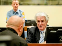 Noch scheint Radovan Karadzic seinen eigenen Worten zu glauben: «Ich rechne mit einem Freispruch.» (Bild: AP Photo / Robin van Lonkhuijsen)