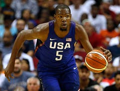 KEVIN DURANT. - Nach den Absagen von NBA-Champion LeBron James (Cleveland Cavaliers) und Stephen Curry (Golden State Warriors) wird Kevin Durant die Blicke der Basketball-Fans auf sich ziehen. Der 27-jährige Flügelspieler und ehemalige Teamkollege des Waadtländers Thabo Sefolosha führt das US-Aufgebot zusammen mit New Yorks Carmelo Anthony an. Sie sind zugleich die einzigen Profis, die bereits Olympia-Erfahrung gesammelt und auch Gold gewonnen haben. Durant siegte mit den USA 2012 in London, Anthony 2008 in Peking und ebenfalls 2012. (Bild: AP / James Nielsen)