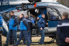 Unter Hochdruck suchen Ermittler nach der Ursache für den verheerenden Absturz einer Germanwings-Maschine in den französischen Alpen: Ermittler haben am Mittwoch das unwegsame Gelände der Absturzstelle durchkämmt und mit der Auswertung des Stimmenrekorders begonnen. (Bild: Keystone)