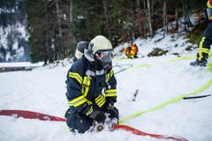 Wasser marsch: Der fiktive Waldbrand wird gelöscht. (Bild: Roger Grütter / Neue LZ)
