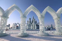 Am Eis- und Schneefestival in Harbin (Nordchina) schmilzt zur Zeit nichts weg. Im Gegenteil: Dort wachsen ganze Gebäudekomplexe in den Himmel. (Bild: EPA/WU HONG)