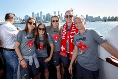 V.l.n.r.: Vanessa Bernauer, Martina Moser, Ana Maria Crnogorcevic, Torhüterin Jennifer Oehrli und Fabienne Humm posieren für ein Erinnerungsfoto. (Bild: KEYSTONE / SALVATORE DI NOLFI)