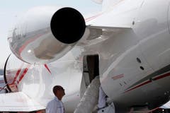 Arbeiter überprüfen das Kühlsystem eines Dassault Falcon 900LX. (Bild: AP Photo / Francois Mori)