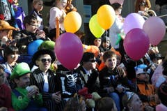An der Kinderfasnacht Hergiswil sorgten längst nicht nur die Kleinen für die fasnächtliche Stimmung. (Bild: Matthias Piazza (Hergiswil, 17. Februar 2017))