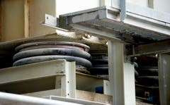 Kleines Detail, grosse Wirkung: Die Auflager dämpfen die Vibration. (Bild: Corinne Glanzmann / Neue NZ)