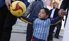 Bei seinem öffentlichen Auftritt in Kabul ist die Aufschrift auf dem improvisierten Leibchen schon verblasst. (Bild: Epa / Jawad Jalali)