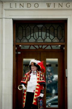 "Town Crier" Tony Appleton verkündet der versammelten Medienschar die Geburt des Babys. (Bild: Alastair Grant)