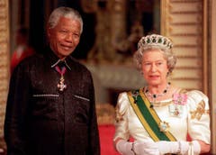 Die Königin Englands 1996 mit dem damaligen Präsidenten Südafrikas, Nelson Mandela, im Buckingham Palace. (Bild: Keystone)