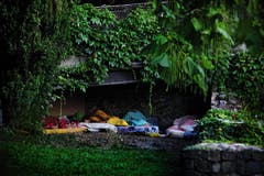 Magali Girardin - 2. Platz Kategorie «Aktualität»: Auf der Wiese, unter einem Busch oder am Flussufer: Im Sommer schlafen viele Obdachlose in den öffentlichen Anlagen der Stadt Genf. Doch wenn am Morgen die Sonne aufgeht, mussen sie ihre provisorische Schlafstätte wieder verlassen. (Bild: Swiss Press Photo / Magali Girardin)
