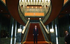 Der türkische Präsident Recep Tayyip Erdogan präsentiert sich in seinem neuen Palast. (Bild: KEYSTONE)