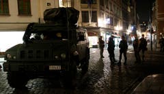 Schwer bewaffnete Sicherheitskräfte in der Brüsseler Innenstadt (Bild: AP / Alastair Grant)