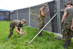 Der Wiederaufbau läuft am Freitag auf Hochtouren. (Bild: Roger Rüegger / Neue LZ)