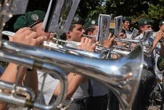 Musikalischer Auftakt des Eidg. Schwing- und Älplerfestes 2013 in Burgdorf: Die Zentralfahne wird vom OK Frauenfeld nach Burgdorf gebracht und auf der Schützenmatte in Burgdorf herzlich von vielen hundert Zuschauern am Freitag empfangen. (Bild: Swiss-Image/ Andy Mettler)