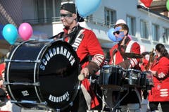 An der Kinderfasnacht Hergiswil sorgten längst nicht nur die Kleinen für die fasnächtliche Stimmung. (Bild: Matthias Piazza (Hergiswil, 17. Februar 2017))