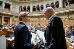 Gabi Huber (Fraktionspraesidentin FDP), links, diskutiert mit Adrian Amstutz (Fraktionspraesident SVP) waehrend einer Debatte im Nationalrat, am Donnerstag, 24. September 2015, waehrend der Herbstsession der Eidgenoessischen Raete in Bern. (KEYSTONE/Peter Klaunzer) (Bild: PETER KLAUNZER)