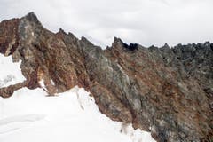 Der schwarze Fleck am Felsen zeugt vom Aufprall des 27-jährigen Piloten. (Bild: ALEXANDRA WEY)