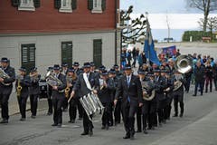 Angeführt vom Musikverein Buochs, zog Junioren-Weltmeister Marco Odermatt am späten Sonntagnachmittag durchs Dorf. (Bild: Robert Hess (Neue OZ))