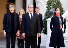 Prinz Albert II mit seiner Frau Charlene (links) in Monaco. (Bild: EPA / Sebastien Nogier)