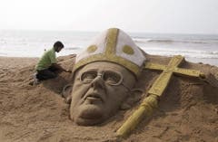 Schon ein Tag nach der Wahl baute in Indien ein Künstler eine Sandskulptur mit dem Antlitz des neuen Papstes. (Bild: Keystone)
