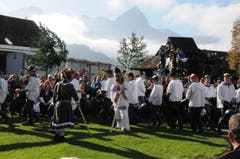 Einzug Wildwiib und Wildmaaimund Trychler im Garten des Hotel Bahnhof bevor sie die Älplersprüche präsentieren. (Bild: Philipp Unterschütz)
