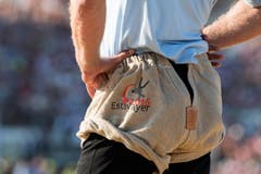 Reissen und zerren: Dieses Kleidungsstück ist im Stresstest. (Bild: Keystone / Peter Schneider)