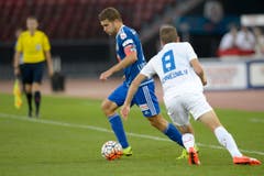 Claudio Lustenberger verteidigt den Ball gegen Christian Schneuwly. (Bild: Keystone/Anthony Anex)
