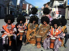 Kinderfasnacht mit Umzug am Güdismäntig in Alpnach. Im Bild: Eine Gruppe Afrikaner ruht sich aus. (Bild: Markus von Rotz / NZ (27. 02. 2017))
